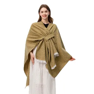 Gelber Fransencape mit diagonalem Wickeldesign und stilvollem Quastensaum für Damen