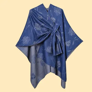 Dettaglio dello scialle in maglia jacquard a rose blu con fibbia e trama in evidenza