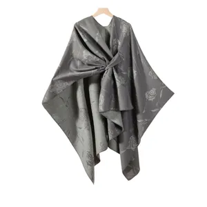Mantella da donna grigia con motivo floreale a rose e design avvolgente con nodo frontale
