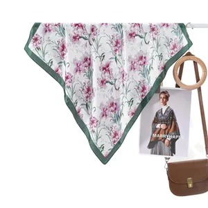 Carré de soie élégant à motif floral rose avec bordure vert foncé sur présentoir