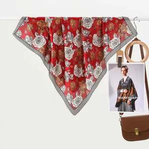 Sciarpa di seta vintage francese con stampa rosa e bordo a scacchi bianco e nero