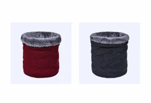 Détail des tours de cou en tricot bordeaux et noir chiné avec doublure en polaire douce