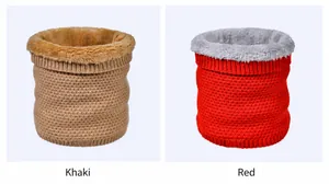 Détail rapproché de tours de cou tricotés kaki et rouges avec doublure en polaire chaude