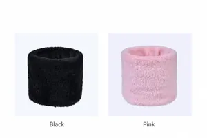 Detalle de los calentadores de cuello de felpa de doble capa en negro y rosa