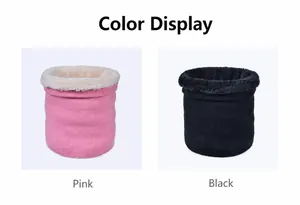 Dettaglio degli scaldacollo in maglia rosa e nera con spessa fodera in pile felpato