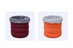 Dettaglio di scaldacollo invernali rosso vino e arancio con fodera in pile grigio