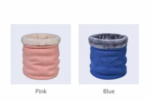 Detail van thermische gebreide nekwarmer met zachte fleecevoering in roze en blauw
