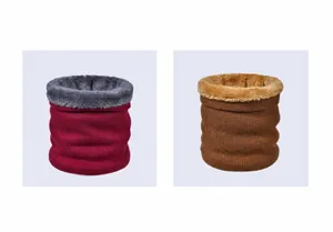Detail van winterse gebreide nekwarmer met dikke voering van imitatiebont in roze en koffie