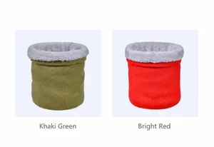 Dettaglio degli scaldacollo in maglia calda con fodera in pile nei colori verde e rosso