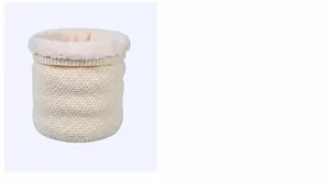 Gros plan sur le cache-col en tricot blanc cassé avec doublure thermique épaisse