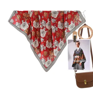 Foulard vintage in seta con stampa di rose e bordo a scacchi su sfondo bianco minimale