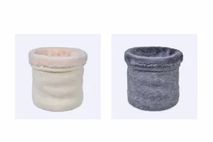 Dettaglio di uno scaldacollo in maglia con fodera in pile nei colori beige e grigio medio