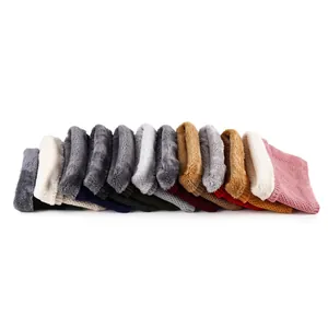 Vue détaillée de cache-cols en tricot de couleurs variées avec doublure en polaire épaisse
