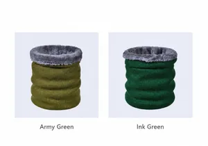 Detail van geribbelde nekwarmer met pluche voering in legergroen en donkergroen