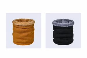 Detail van geribbelde gebreide colsjaals in camel en zwart met dikke fleece voering