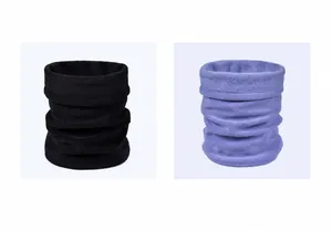 Gedetailleerd beeld van warme zwarte en blauwe fleece nekwarmer voor de wintersport