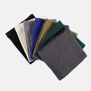 Détails de sept tours de cou en maille tricotée de différentes couleurs douces
