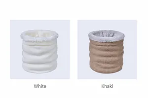 Detail van witte en kaki winternekwarmer met een warme voering van fleece