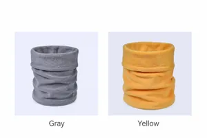 Details van grijze en gele fleece nekwarmer met zachte thermische textuur voor de winter