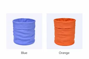 Detailweergave van winter-nekwarmer in hemelsblauw en oranje van zachte fleece-stof