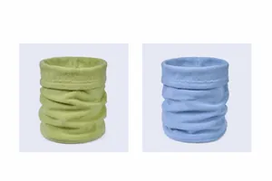 Detail van grasgroene en lichtblauwe fleece nekwarmer met versterkte gestikte randen