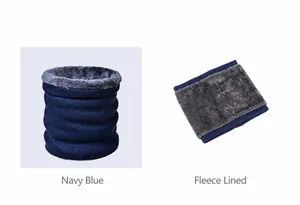 Detail van een marineblauwe gebreide nekwarmer met warme grijze fleecevoering voor de winter
