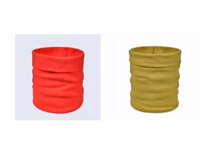 Gedetailleerde textuur van rode en mosterdgele fleece nekwarmer-tubes voor de winter