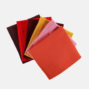 Gros plan de tours de cou tricotés épais en plusieurs couleurs et textures vives
