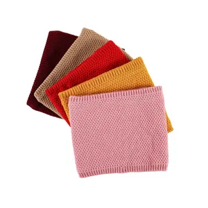 Gros plan sur la maille épaisse et doublure polaire de cache-cols d'hiver en cinq couleurs