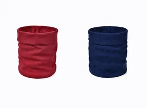 Detailweergave van gebreide katoenen nekwarmer in wijnrood en marineblauw fleece stof