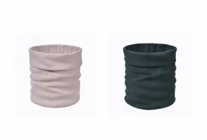 Detailoverzicht van de katoenen nekwarmer in beige en donkergroen met zachte textuur