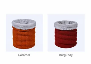 Detail van caramel en wijnrode fleece nekwarmer met geribbelde gebreide textuur