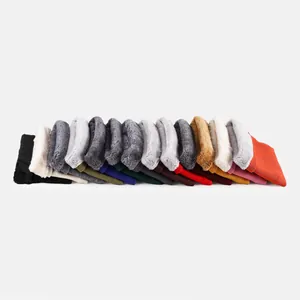 Gros plan sur la doublure polaire épaisse de divers écharpes en tricot colorées