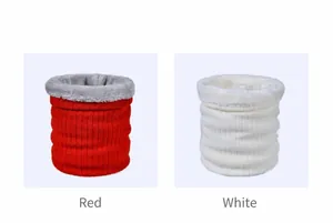 Detail van rode en witte gebreide nekwarmer met een dikke voering van fleece