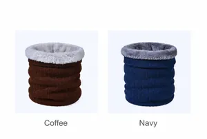 Detailopname van gebreide nekwarmer met pluche voering in koffie en marineblauw