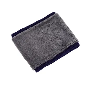 Détail du cache-col en peluche grise montrant l'épaisseur double et les bords en tricot