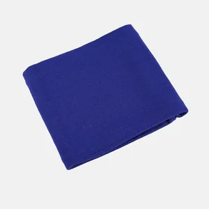 Détail de la texture macro d'un tour de cou en maille fine bleu roi avec tissage