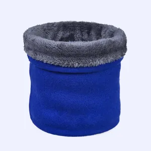 Détail d'un tour de cou tricoté bleu roi avec doublure épaisse en polaire grise douce