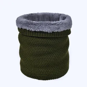 Gros plan sur le tour de cou en tricot avec doublure polaire épaisse et texture verte