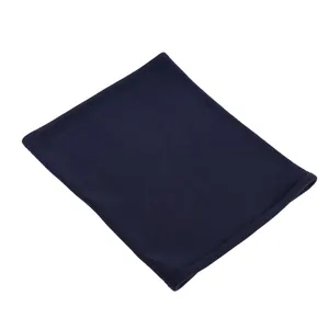 Λεπτομερής υφή του μπλε fleece περιλαίμιου με ανθεκτικές επίπεδες ραφές στις άκρες