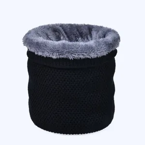 Détail de la doublure polaire épaisse et de la maille noire de ce tour de cou d'hiver