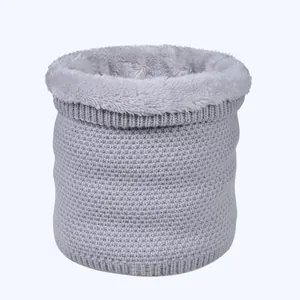 Détail d'un tour de cou en tricot gris avec doublure en polaire épaisse et douce