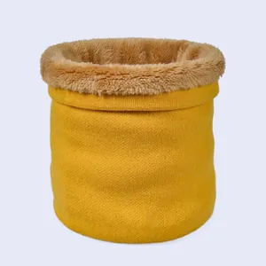 Détail d'un tour de cou tricoté jaune avec doublure épaisse en fausse fourrure beige