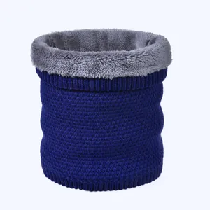 Gros plan du cache-col en tricot bleu foncé avec doublure épaisse en polaire grise
