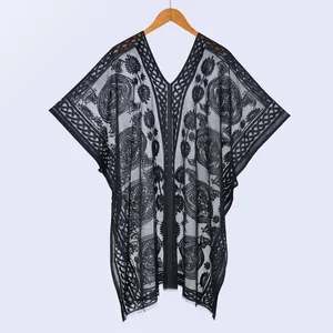 Elegante zwarte kant strand cover-up met bloemenborduurwerk en een V-hals snit