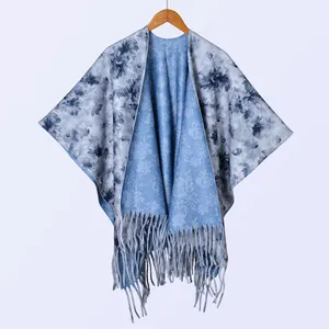 Detail eines doppelseitigen blau-grauen Schals mit Tinte-Blumenmuster und Fransen