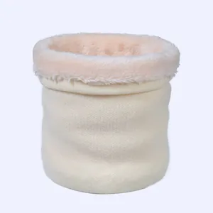 Tour de cou en tricot d'hiver avec doublure en peluche rose et extérieur blanc cassé