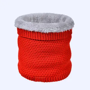 Détail du cache-col en tricot rouge avec doublure en polaire grise douce et chaude