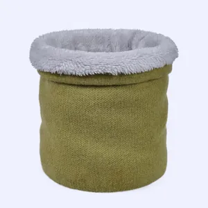 Détail de tour de cou en tricot jaune moutarde avec doublure épaisse en peluche grise