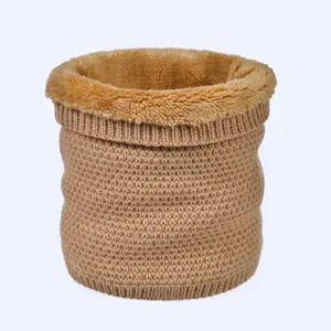 Détail de la doublure en polaire dorée épaisse et texture tricotée du cache-cou thermique
